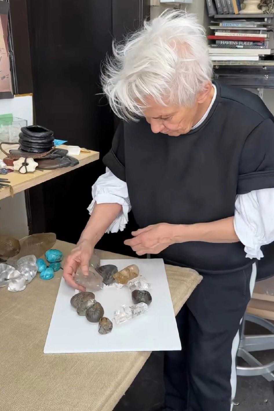 王菲喜欢的丹麦小众珠宝品牌Monies，倪海夏老师说，脖子上不要挂很重的饰品，不