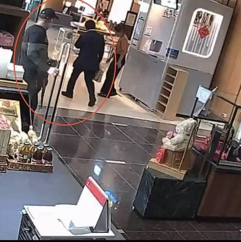 香港男子挥拳殴打矢板明夫被逮，拒夜讯、吃完便当神情淡定
亲绿媒体人、印太战略智库