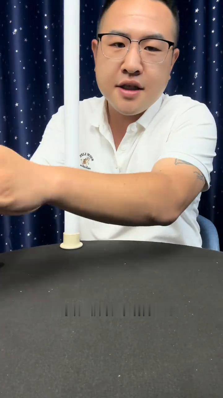 三门80岁的侯爷爷又来了。
三门80岁的侯爷爷。
大家好，我的两个手指被一个铁丝