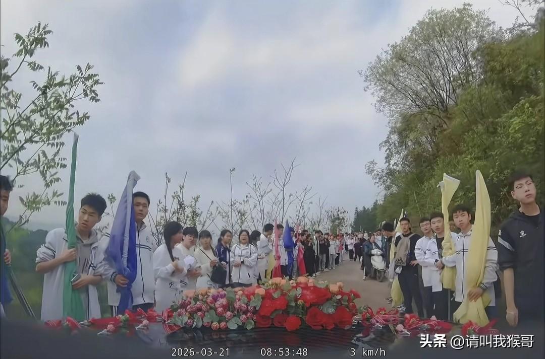 结婚遇到了学生春游，这也太幸福了吧！一网友结婚，在婚车接回新娘的路上，刚好遇上了