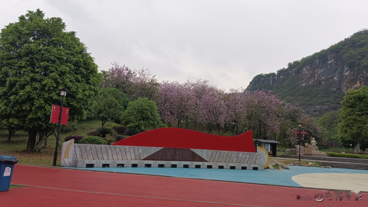 廉洁是头上的光环，贪欲是项上的锁链。
胸怀全局讲团结，廉洁自律讲党性。