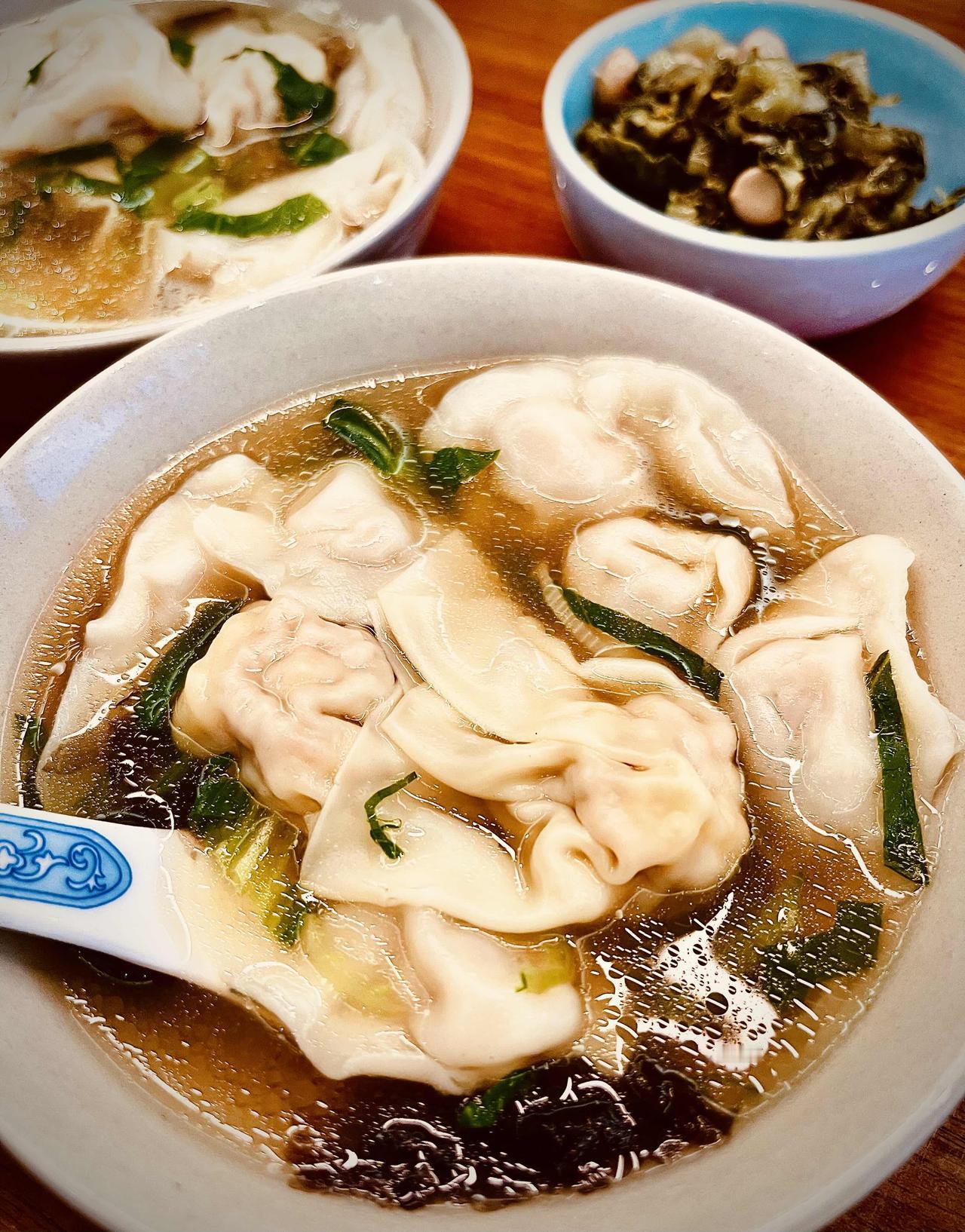 年纪到睡不着，一碗馄饨慰辛劳。
等闲回首望窗外，朝霞已满天。