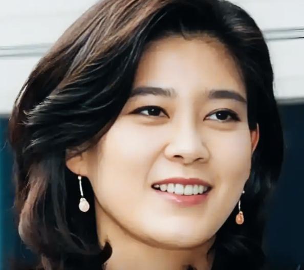 李在镕的妹妹李富真是不是非常有气质啊！
自带一种独特的气质啊！
气场让人感觉也十