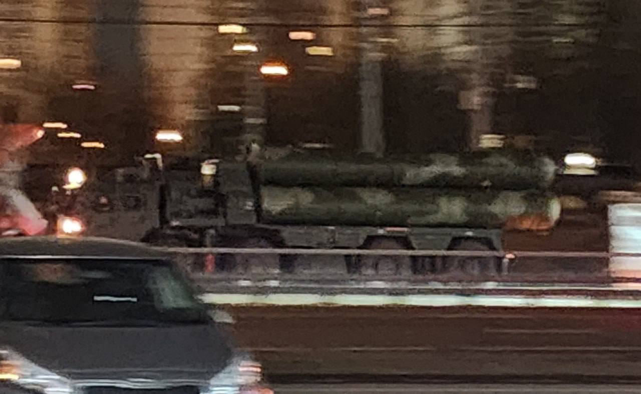 乌克兰UA  在莫斯科，红场正在拉起防空网，并调集防空部队。关注俄乌局势最新进展