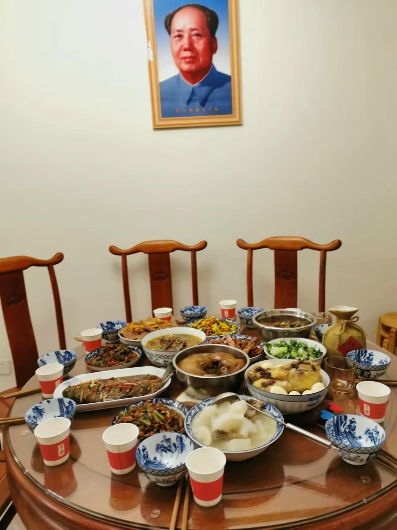 昨晚去朋友家吃饭，一进门就被墙上的画像深深触动。朋友说这是父亲生前特意定制的，老