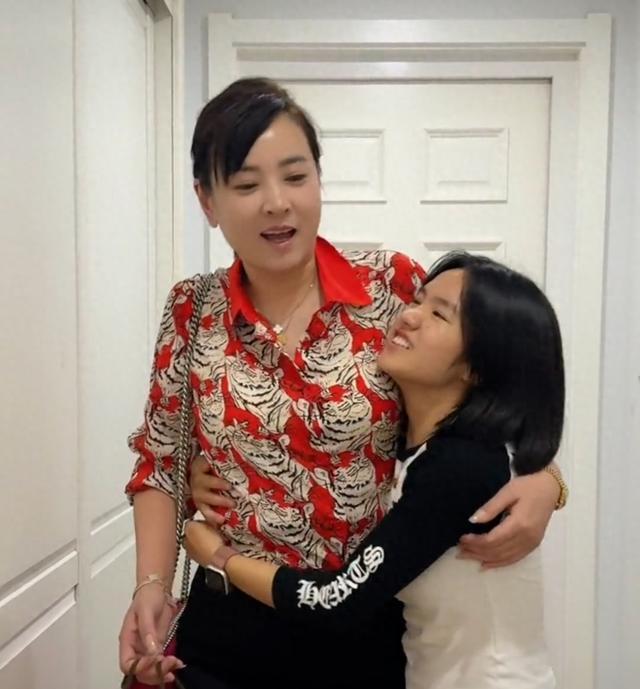 晋妈直播说给李勒优治痘花了二十多万，治的是金痘吗？
现在真的不知道什么是真，什么
