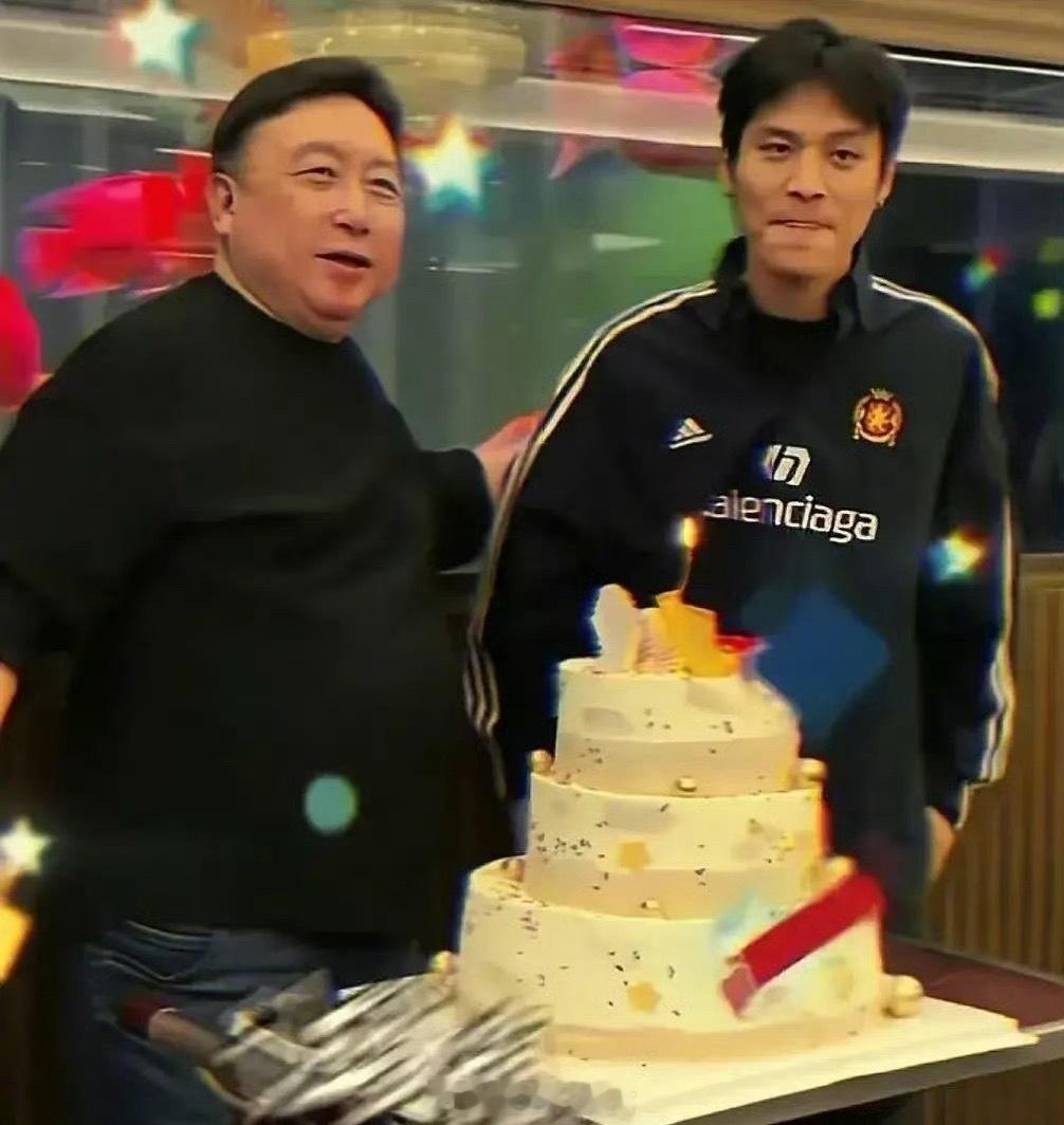 疯狂小杨哥露面了，现身导演王晶70岁生日会。 ​​​