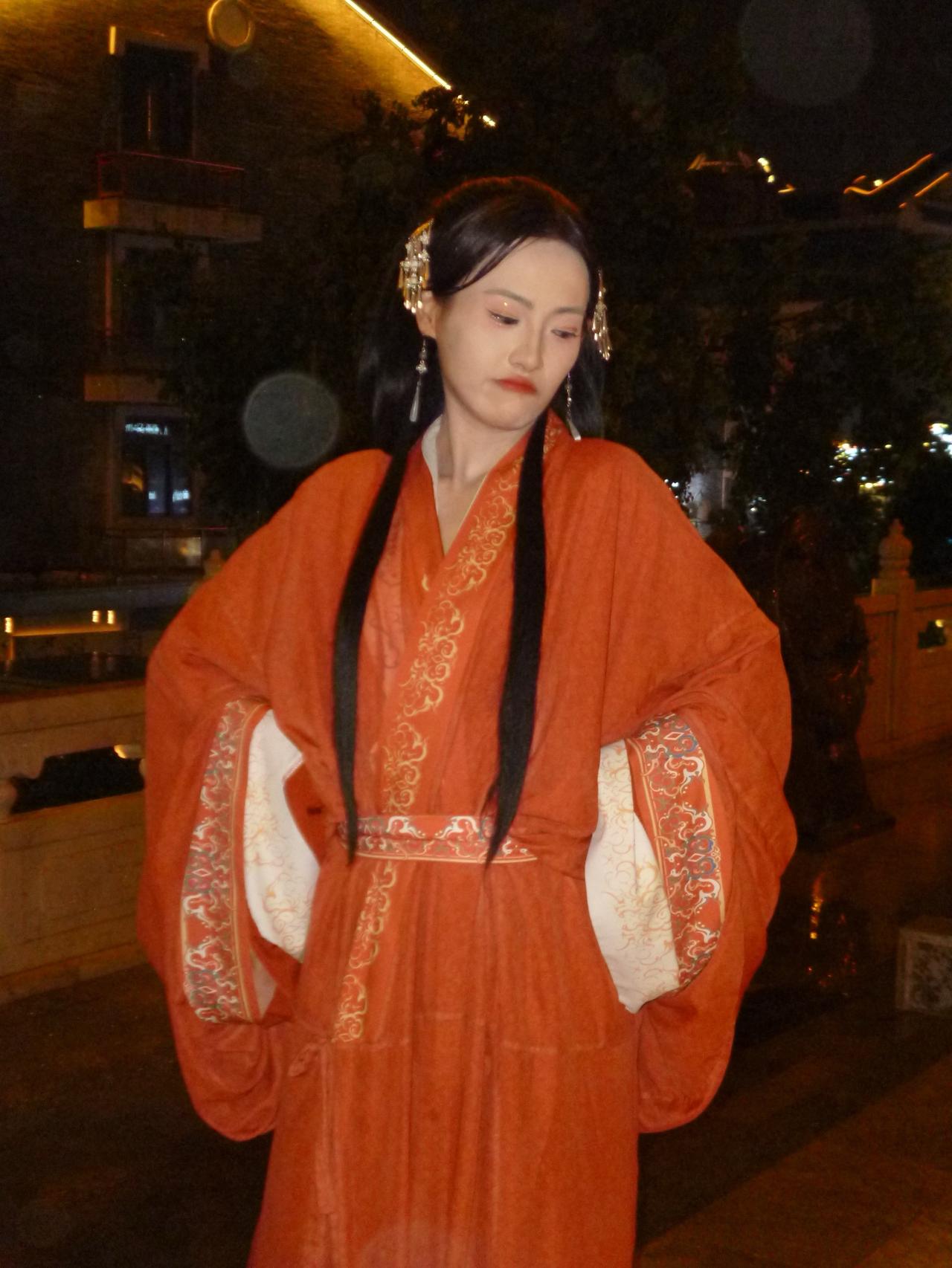 雨天的龙城阁里，小姐姐尽情的玩耍古装出片分享 古风花絮日常 古装上戏 今天当一天