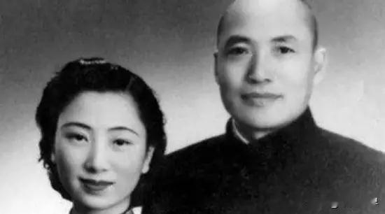 一天夜里，四川军阀杨森留宿九姨太蔡文娜房里，谁曾想，第二天早上，杨森的副官却拿枪
