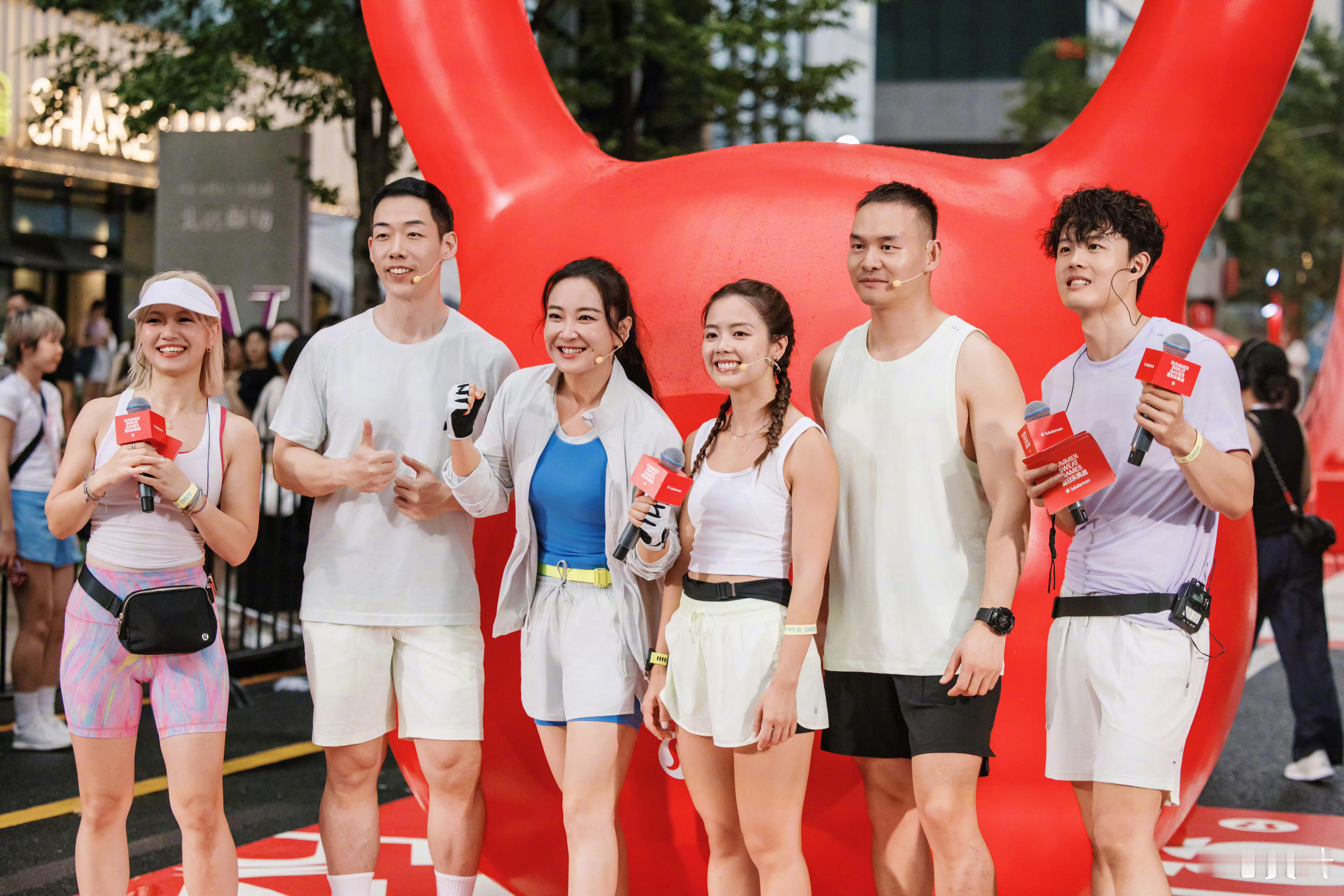 贾玲好瘦啊看贾玲前往米兰时装周的饭拍视频好瘦啊，现在都少亮相在荧幕前了，只能偶尔