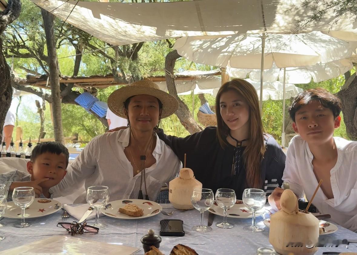 吴千语施伯熊夫妇带着小侄儿们出去度假，大一点的侄儿简直太像施伯熊，吴千语也不一定