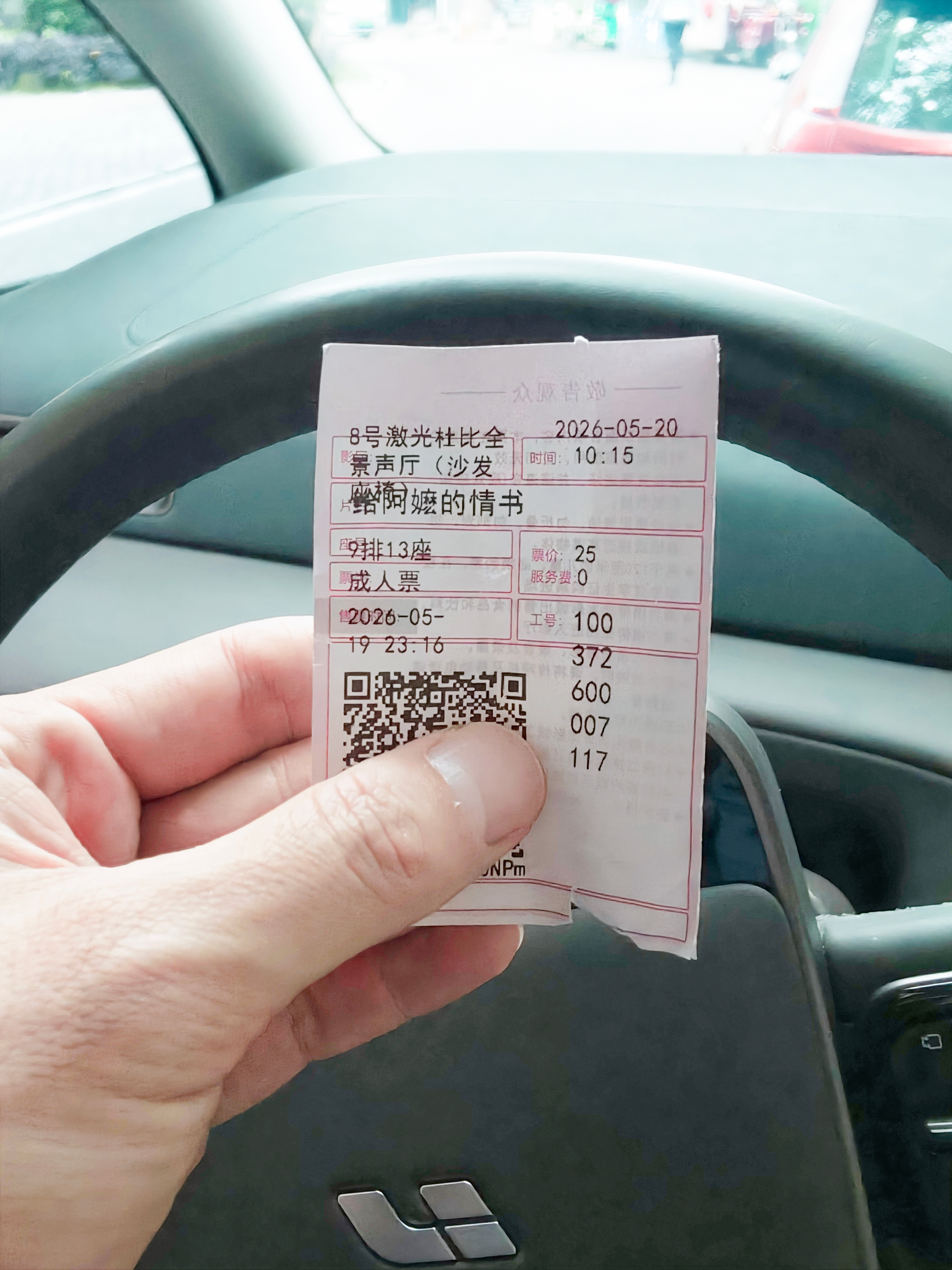 最受不了那种逼你哭、哭完还嫌不够的煽情片。而《给阿嬷的情书》是反过来的——它克制