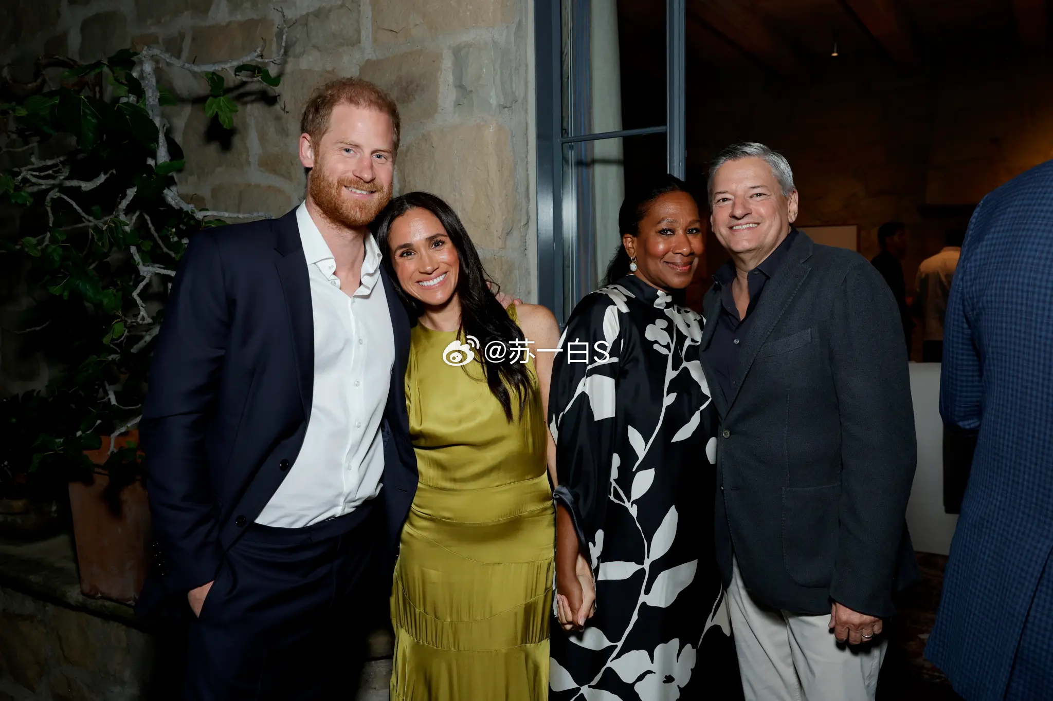 梅根和哈里参加Netflix CEO Ted Sarandos的私人派对👇（橄