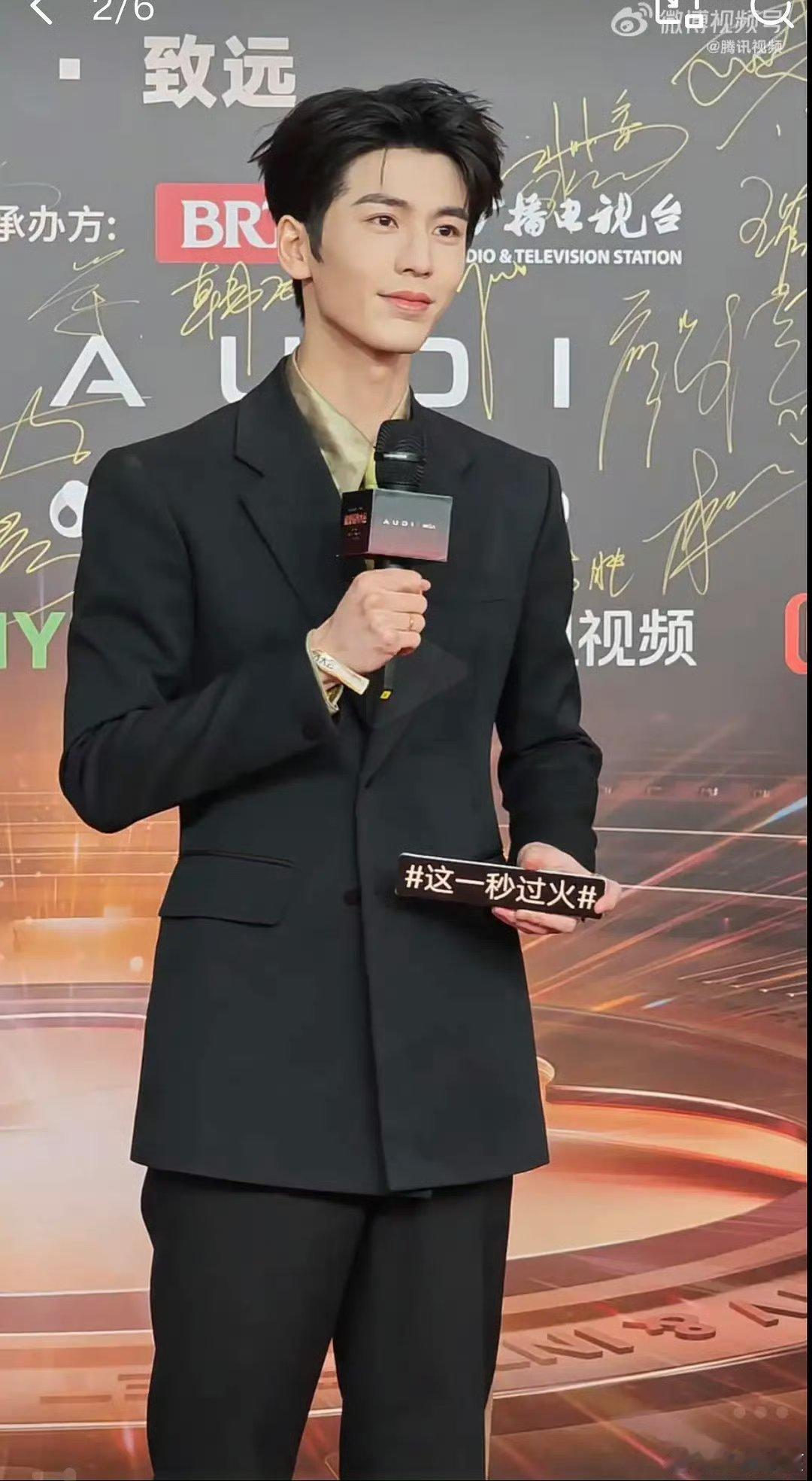 感觉今天打光有点太好好几个平常有点瞅瞅的男明星也还行了凌河不突出了 ​​​