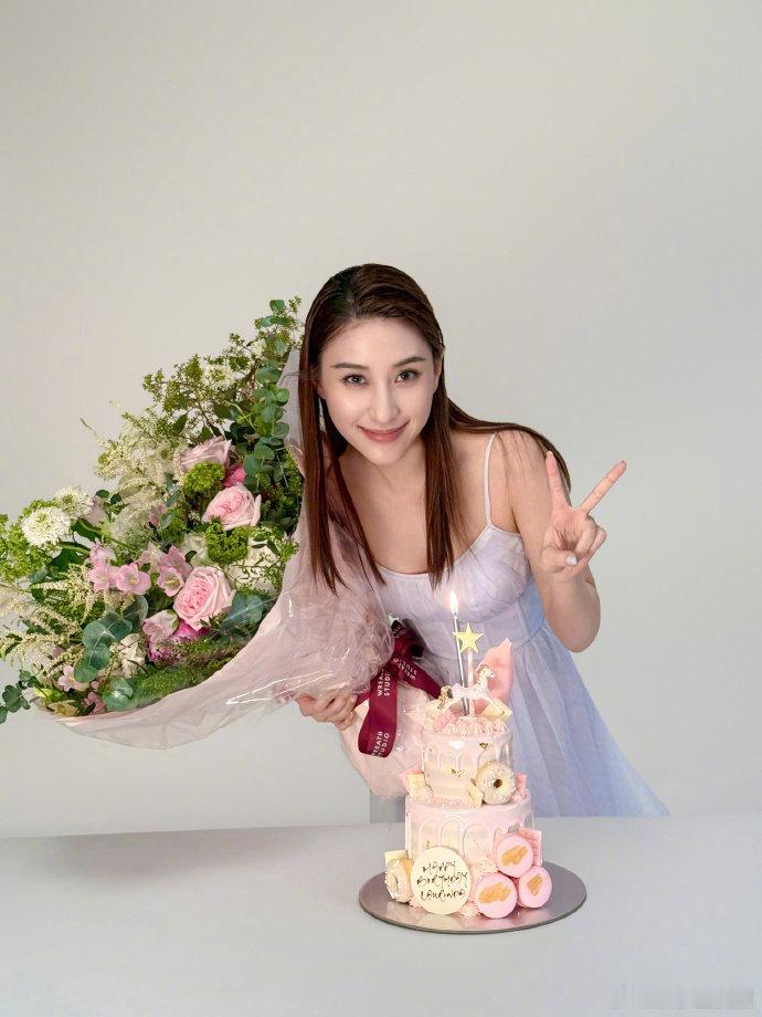何超莲生日晒家人合照何超莲生日撕拉片存货 何超莲生日发和家人的合照，溢出满屏幸福