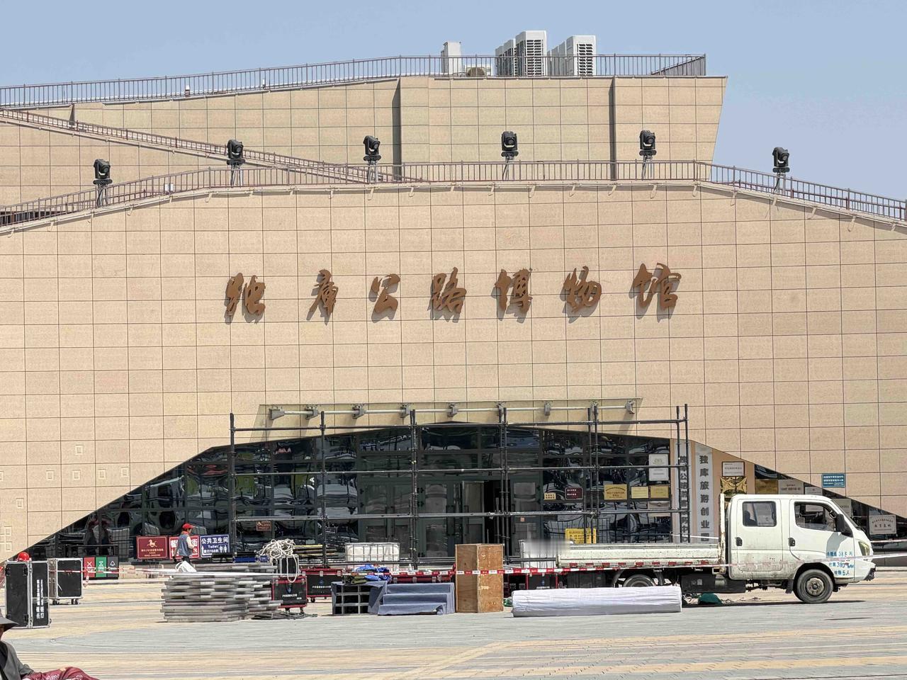 上个月，我去新疆旅游，玩完独山子大峡谷，乘车返回经过独库公路起点时，导游让我们下