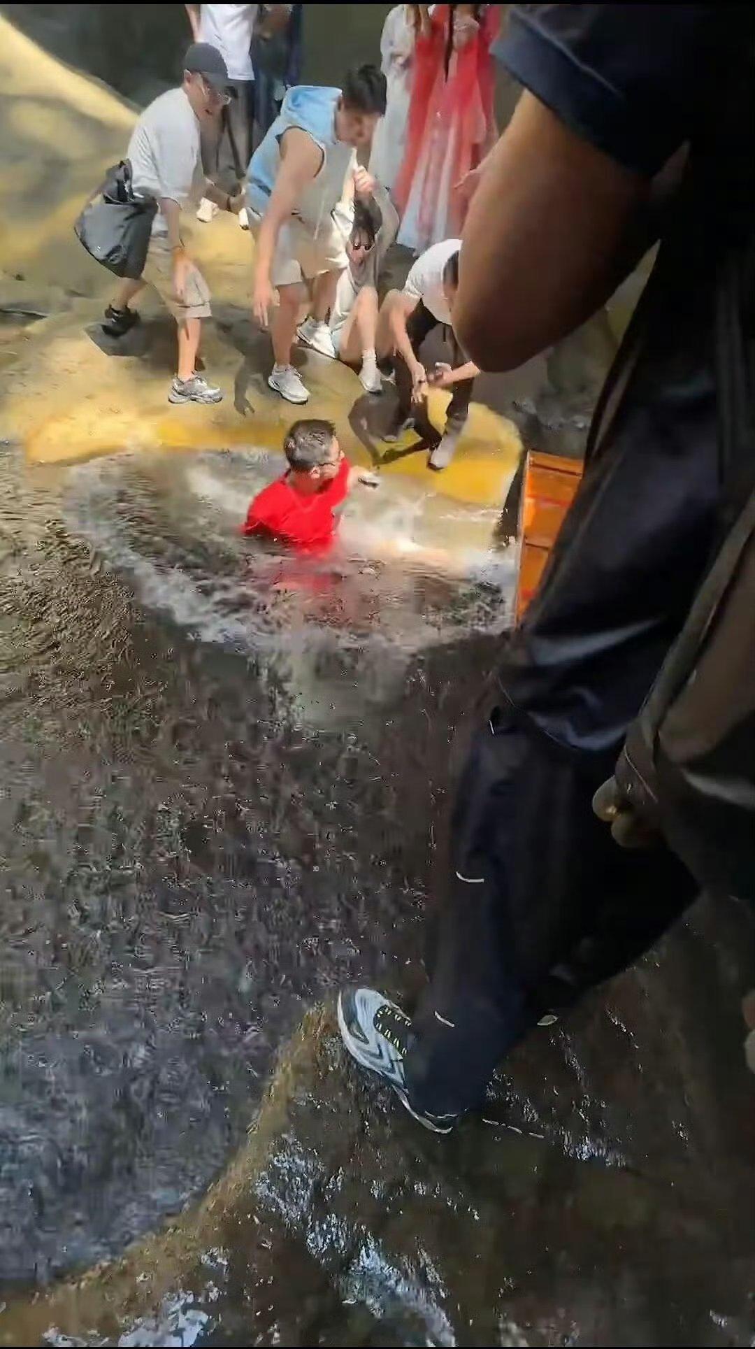 张继科蹲地拍照下一秒落水哈哈哈，好好笑，咋就掉进去了么[笑cry][笑cry][