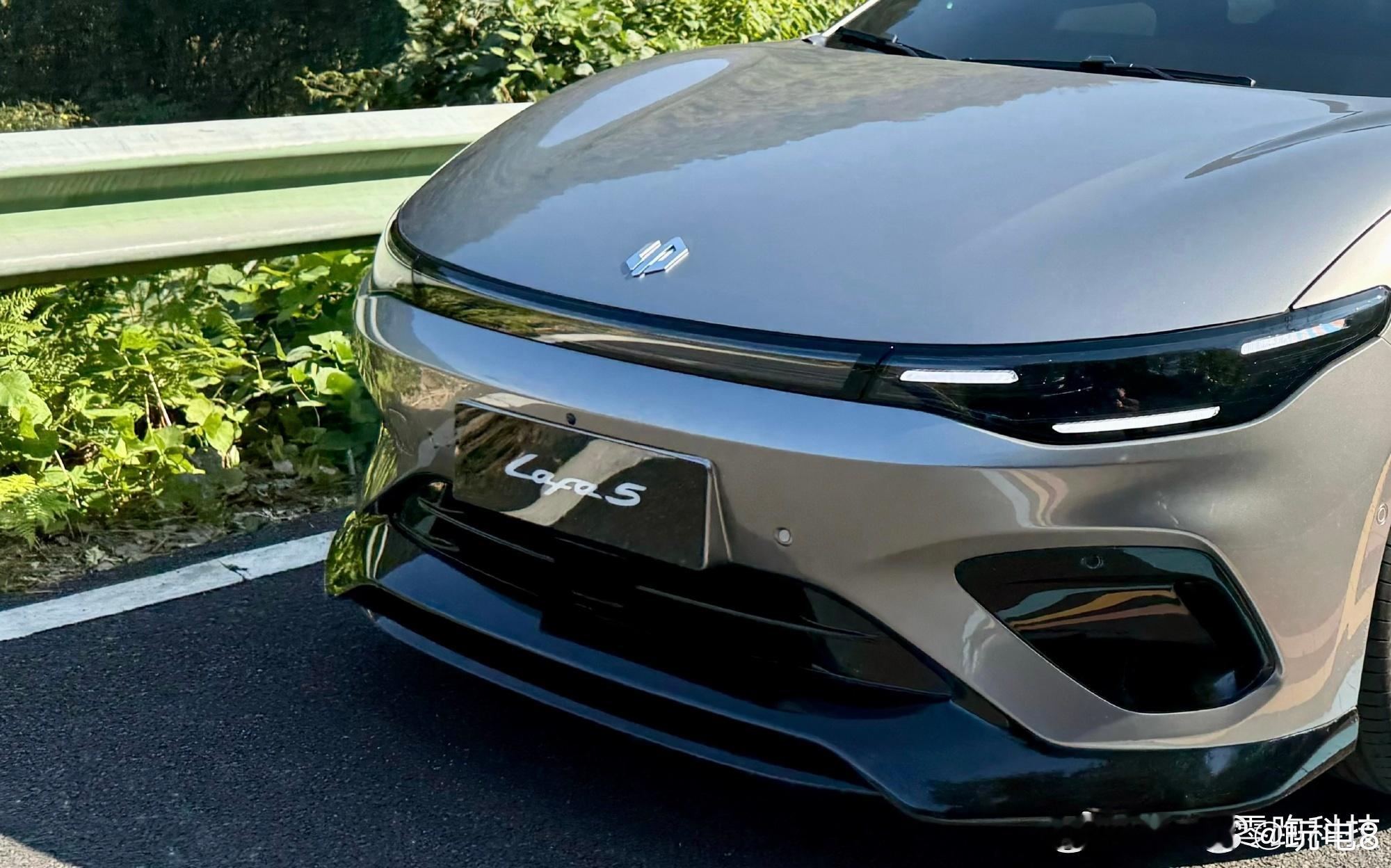 零跑高管 这两天预告了Lafa 5的Ultra版本，外观套件看起来还是挺协调的，