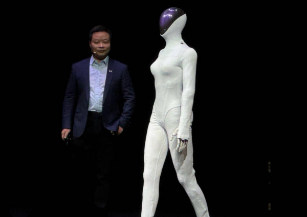 一般人看到马斯克能自己降落的火箭，就会对特斯拉的技术实力产生毋庸置疑的信任。刚才