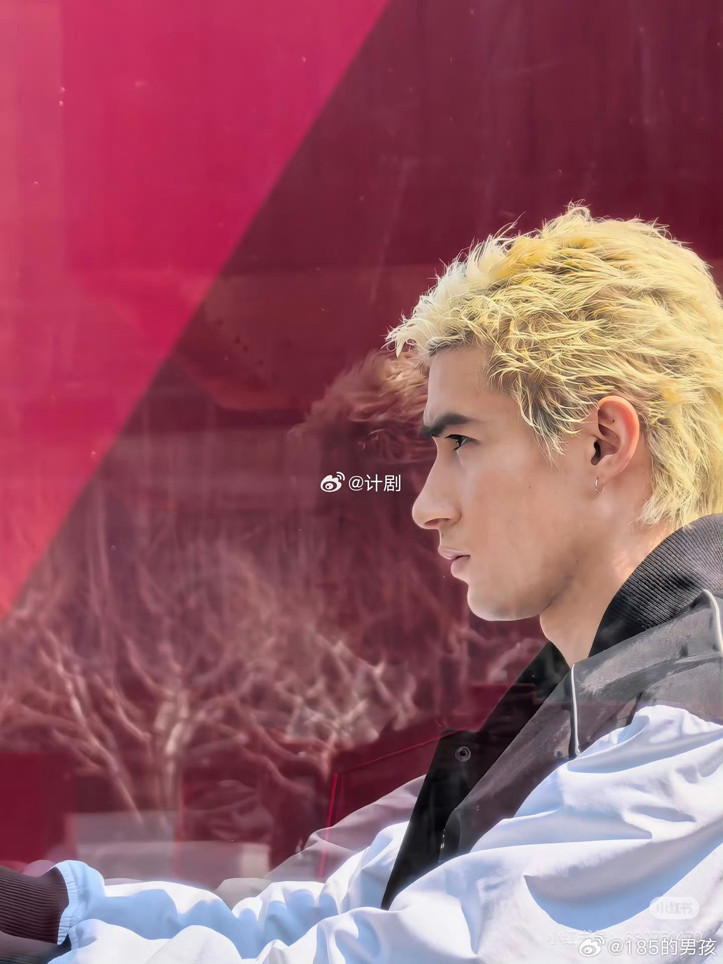 米卡右手开车左手侧拍主打硬帅 看他右手打方向左手还忙着拍照，一心二用还能这么帅，