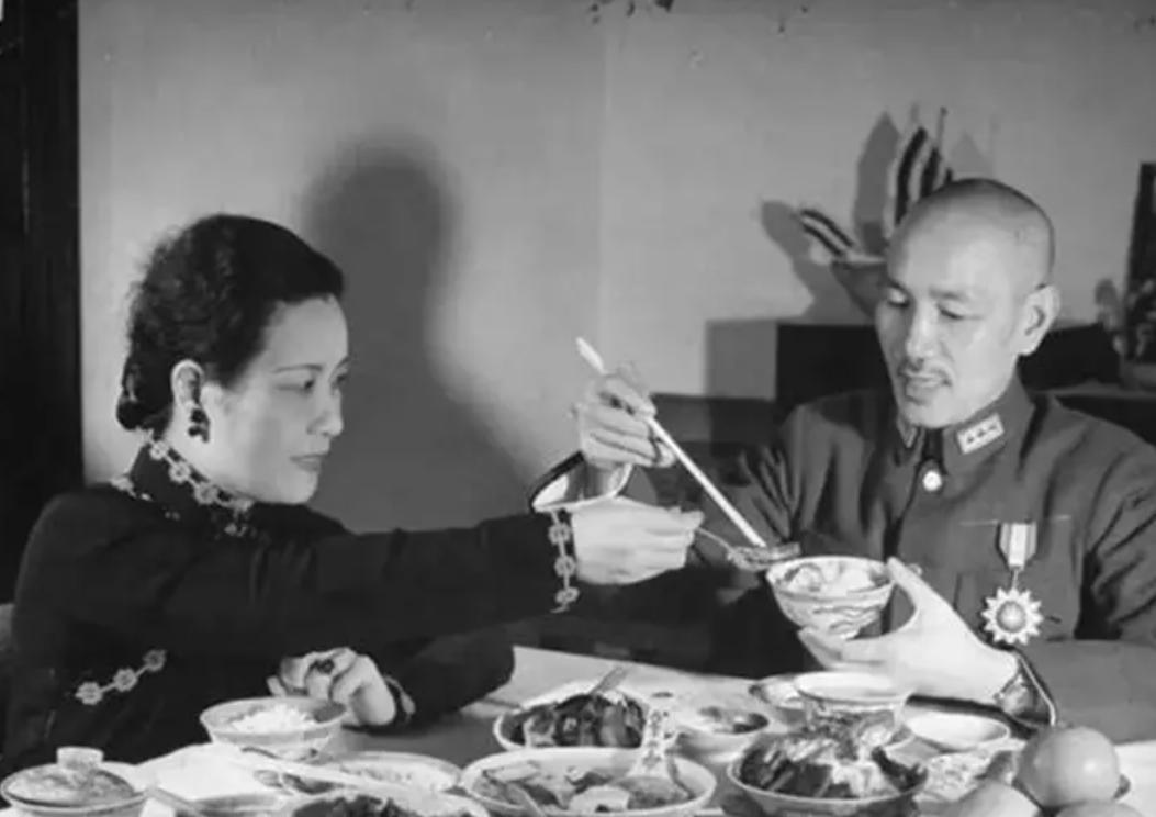 宋美龄和“继子”蒋经国的关系到底怎么样？他们的关系远比想象中的复杂，因为一件事情