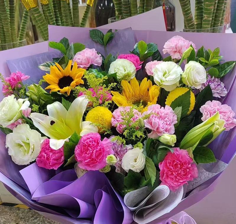 这起事件折射出许多家庭普遍面临的养老难题。
老人王某在离开家人、回到老家的第一天