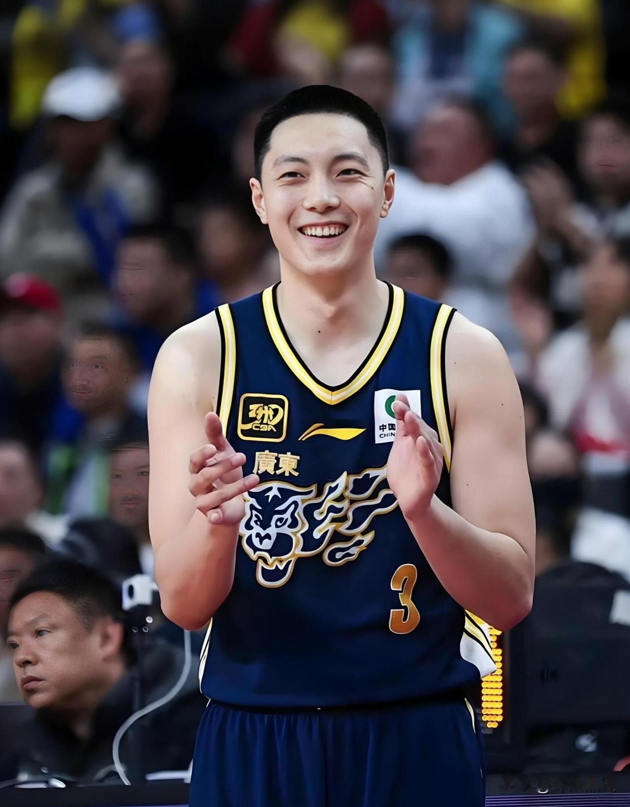 广东宏远季后赛12进8系列，把这三人打醒了！
1.胡明轩
第二回合胡明轩开局即命