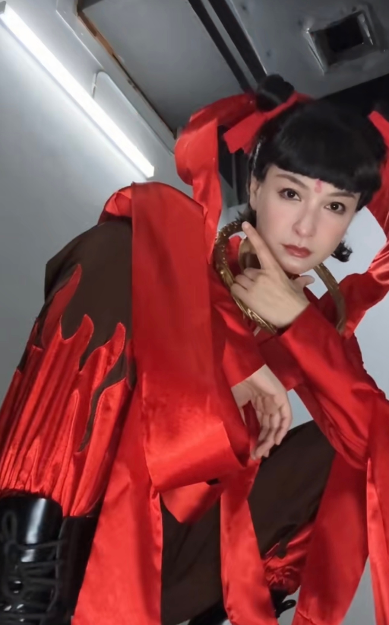 发布了自己cos哪吒的视频，配文“我太帅啦💥”吴昕被自己cos的哪吒帅到了哈哈