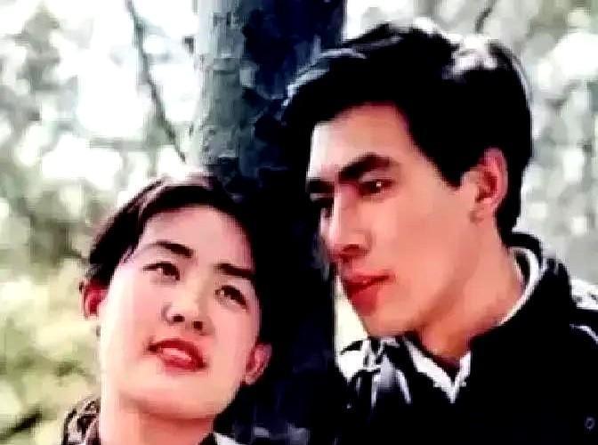 拍个拥抱戏，竟把19岁女主角给整哭了？

这事儿就发生在经典电影《牧马人》片场。