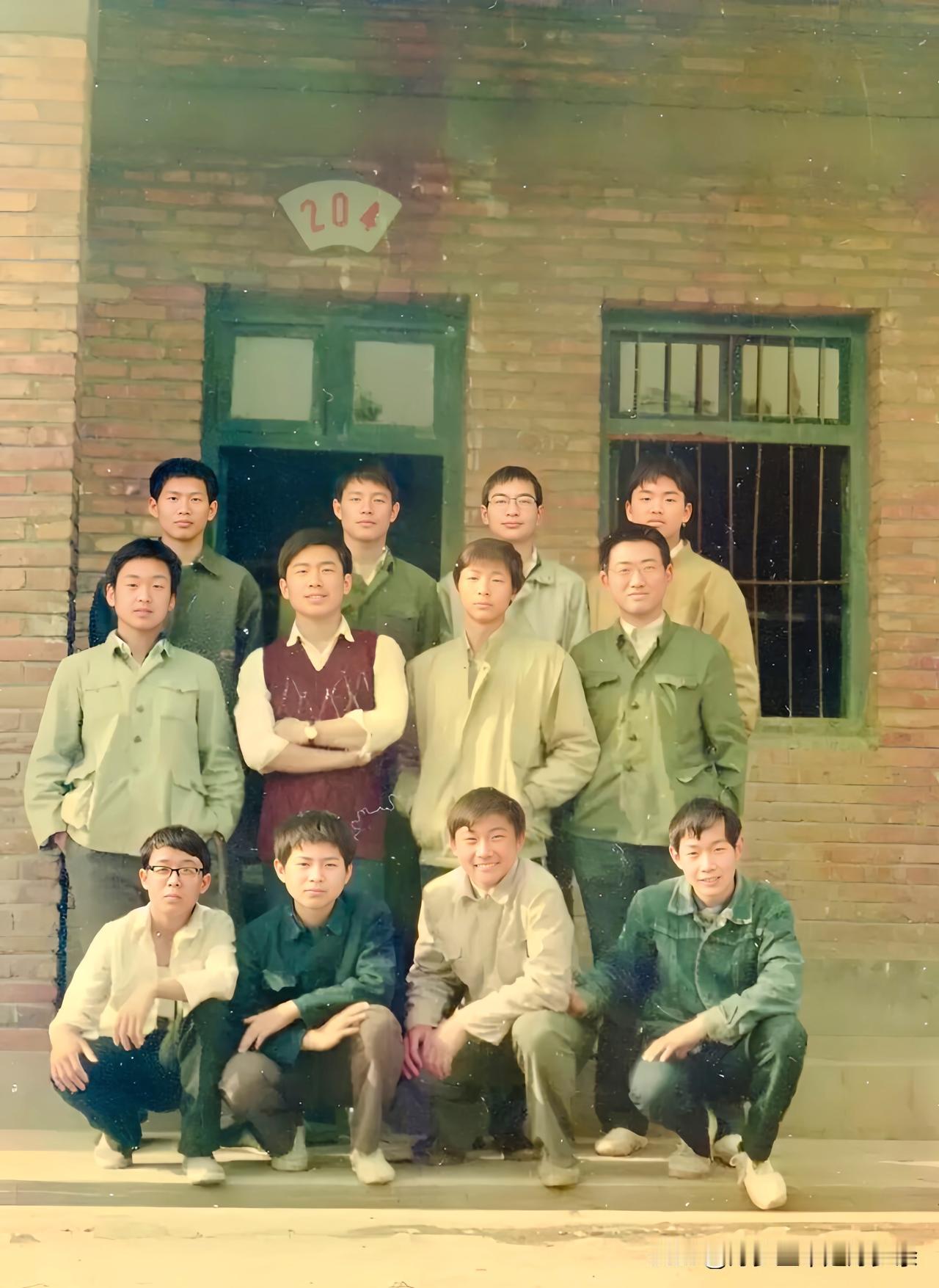 这是刘强东高中即将毕业时与同住一间宿舍的同学在宿舍门前留下的一张合影，拍摄于一九