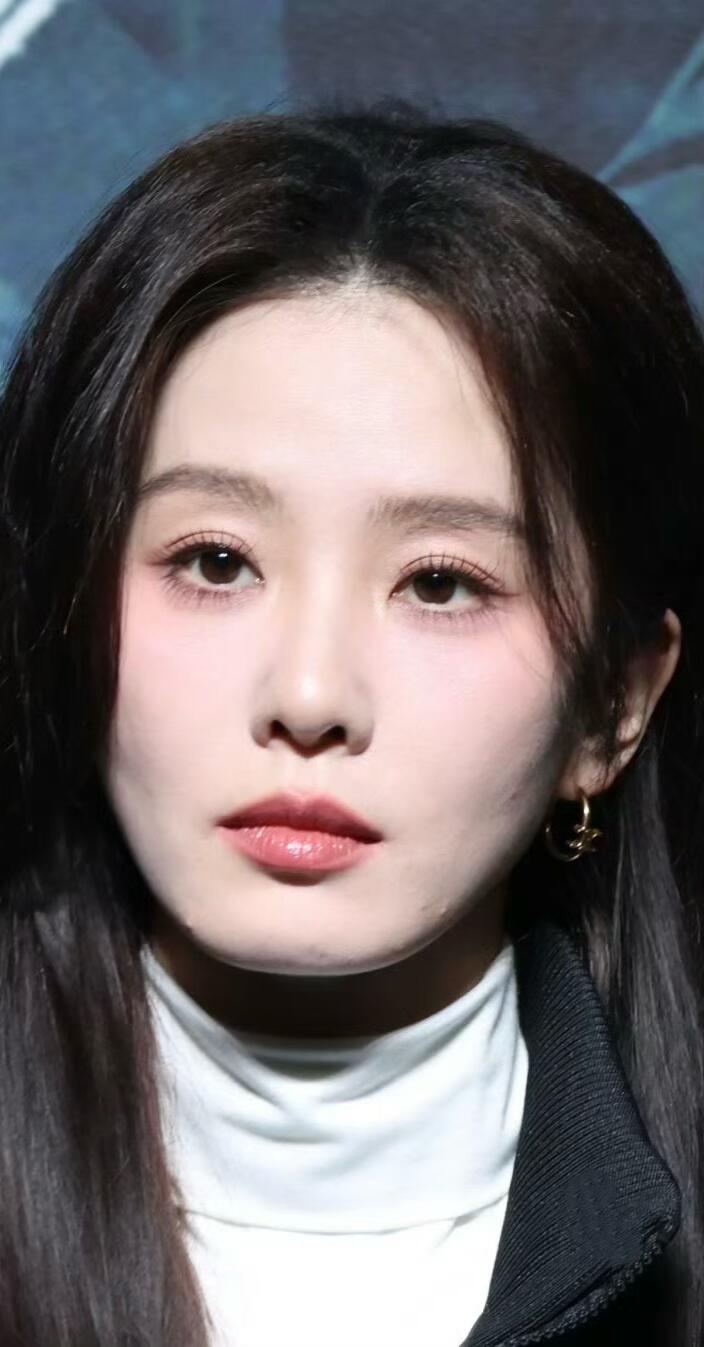 刘诗诗保养这么好竟然还有痘坑 