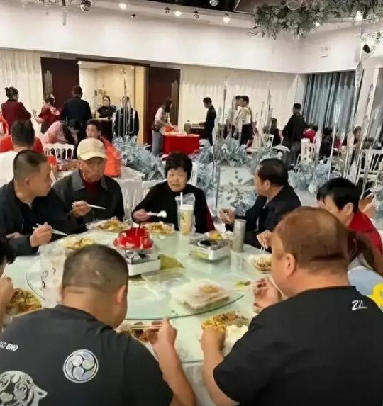 2023年，在湖北武汉闹出“天大的笑话！”。一男子在酒店办婚礼，他们竟然用盒饭招