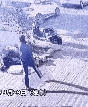 摩托车车主正好遇到