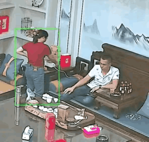 这女人真狠啊！居然把开水倒在自家男人头上，这得有多么大的火气和仇恨，才做出如此狠