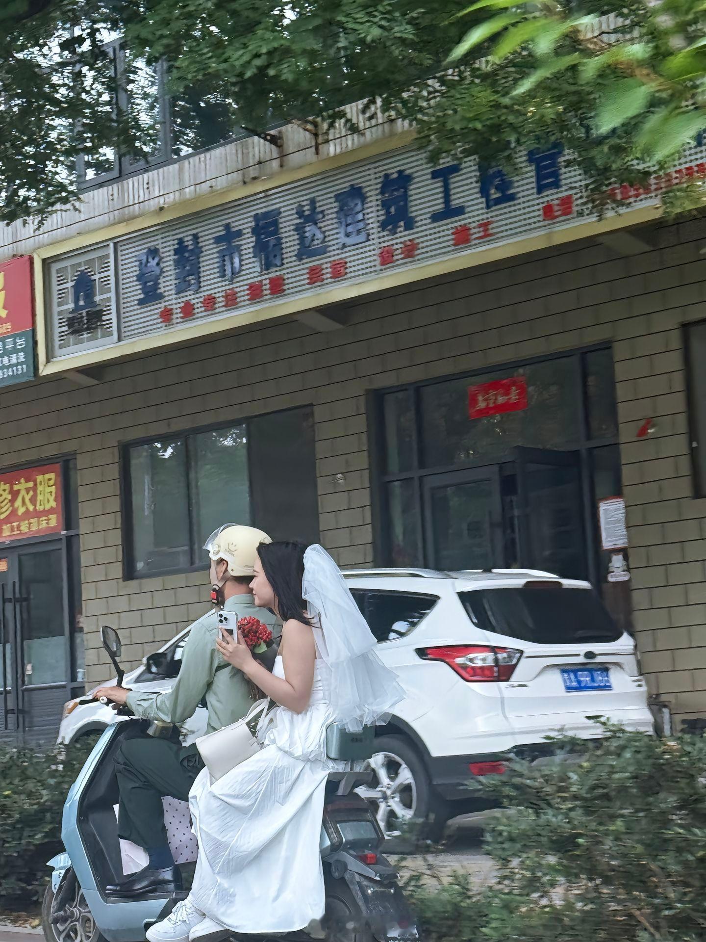 幸福的定义是什么。“别打扰那些美好画面”世间万般浪漫，还是会被别人的幸福感动到，