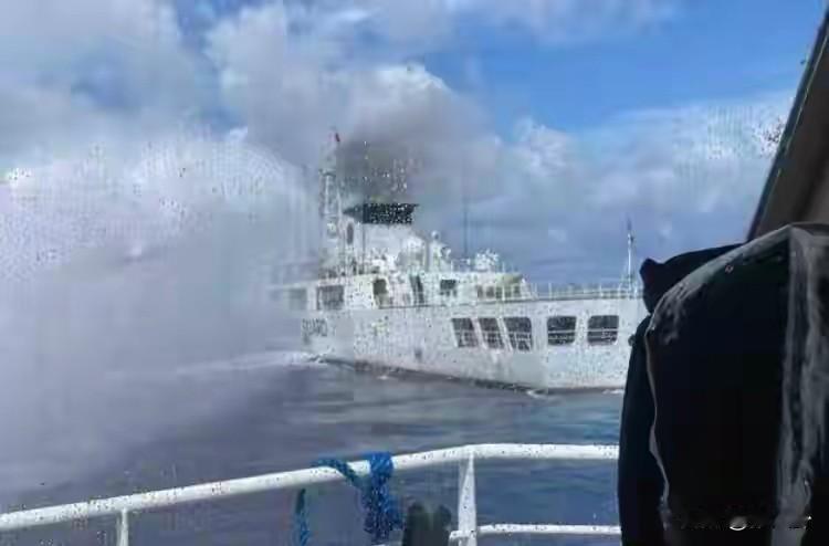 菲船撞向中国海警瞬间反转 ，水炮亮出底线！

南海这片水域最近不太平。菲律宾连着