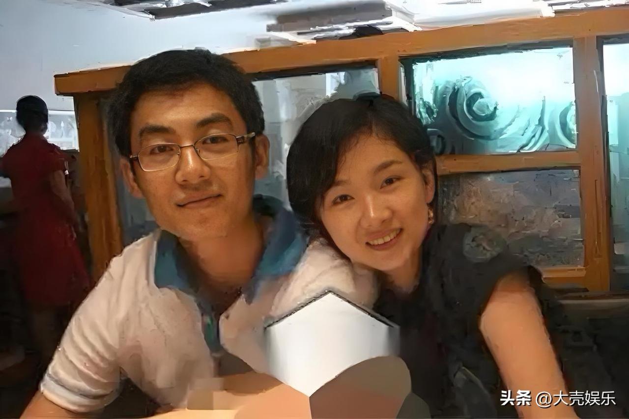 当年朱亚文陪女朋友潘禹彤去《闯关东》剧组送资料，没想到碰见了导演张新建，张新建觉