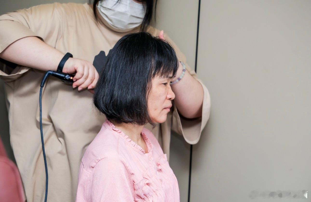 60岁打瓦老奶正是闯的年纪谁说电竞是年轻人的专利现无畏契约线下赛前，抓到了即将上
