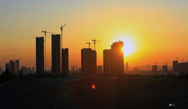 下联：晚看夕阳山尽染，上联怎么对也可以“早观晨雾岭皆蒙”，“早”对“晚”，“观”