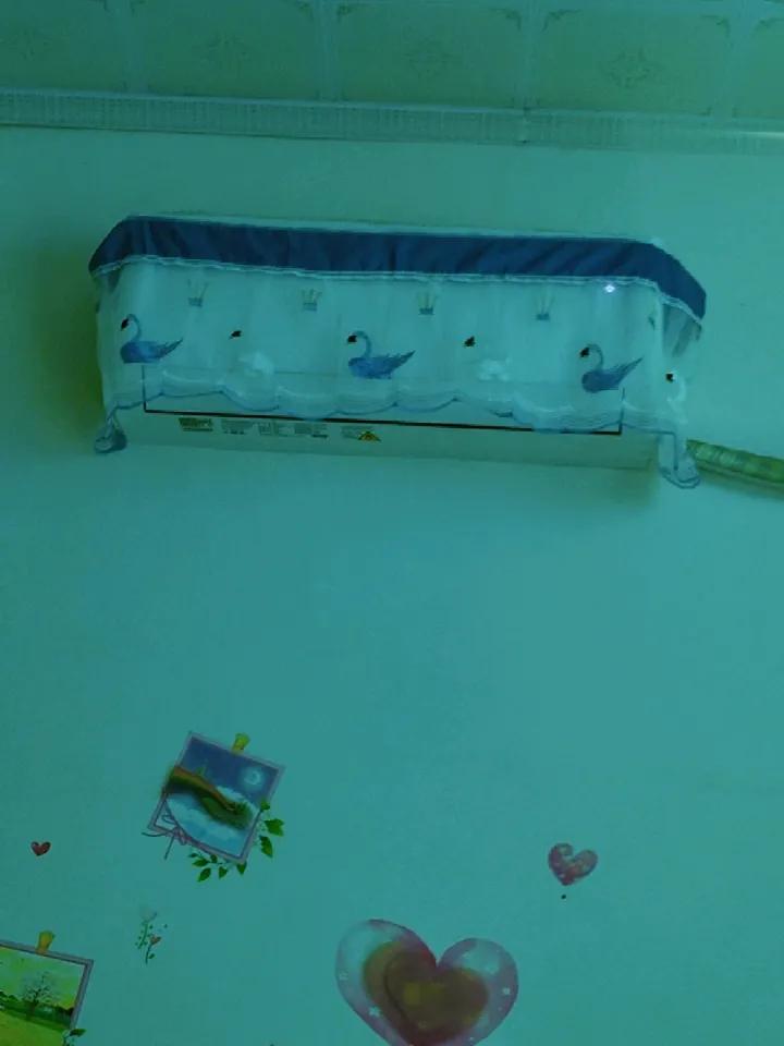 除湿模式下空调风机低速运转，压缩机间歇低频工作，核心目标是降低空气湿度，而非快速
