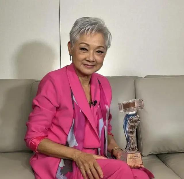 今天无意中刷到了叶丽仪，在我们心中一直青春靓丽的她，竟然成了一个白发苍苍的老太太