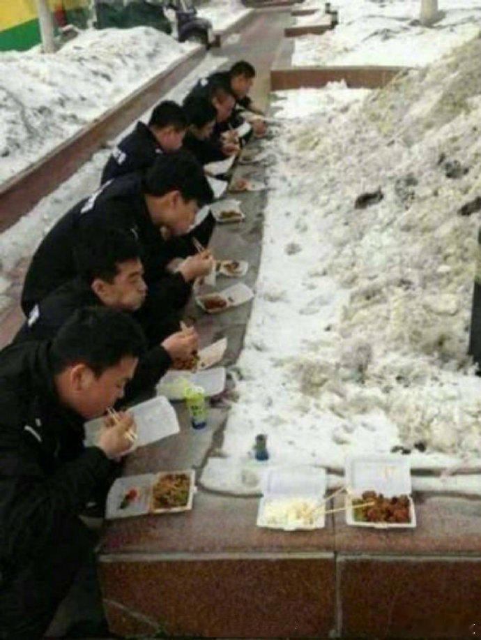 警察同志们真的不容易啊，执行完任务在雪地里吃饭，真的太辛苦了，看到这张图眼睛湿润
