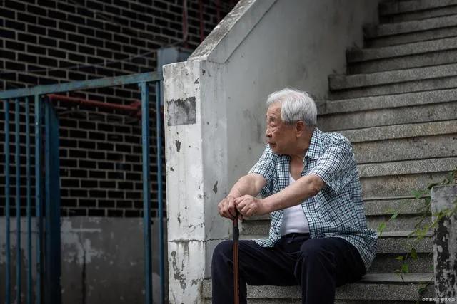 树荫下聊天听到这么一则消息：一位老人年逾古稀，早年丧偶，他有一儿两女，可是老人一