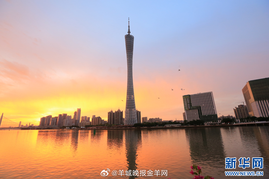 晨起喝杯温水，让希望像晨光一样缓缓照亮全身。#早安#，亲爱的你！ ​​​