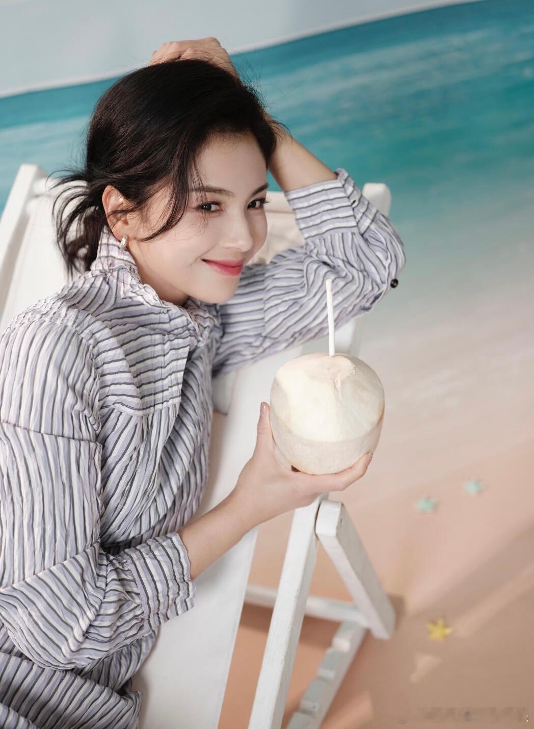 短剧妹和小说妹打入春晚内部 这才是真闺蜜！刘涛秦海璐春晚后台休息时，一个追短剧一