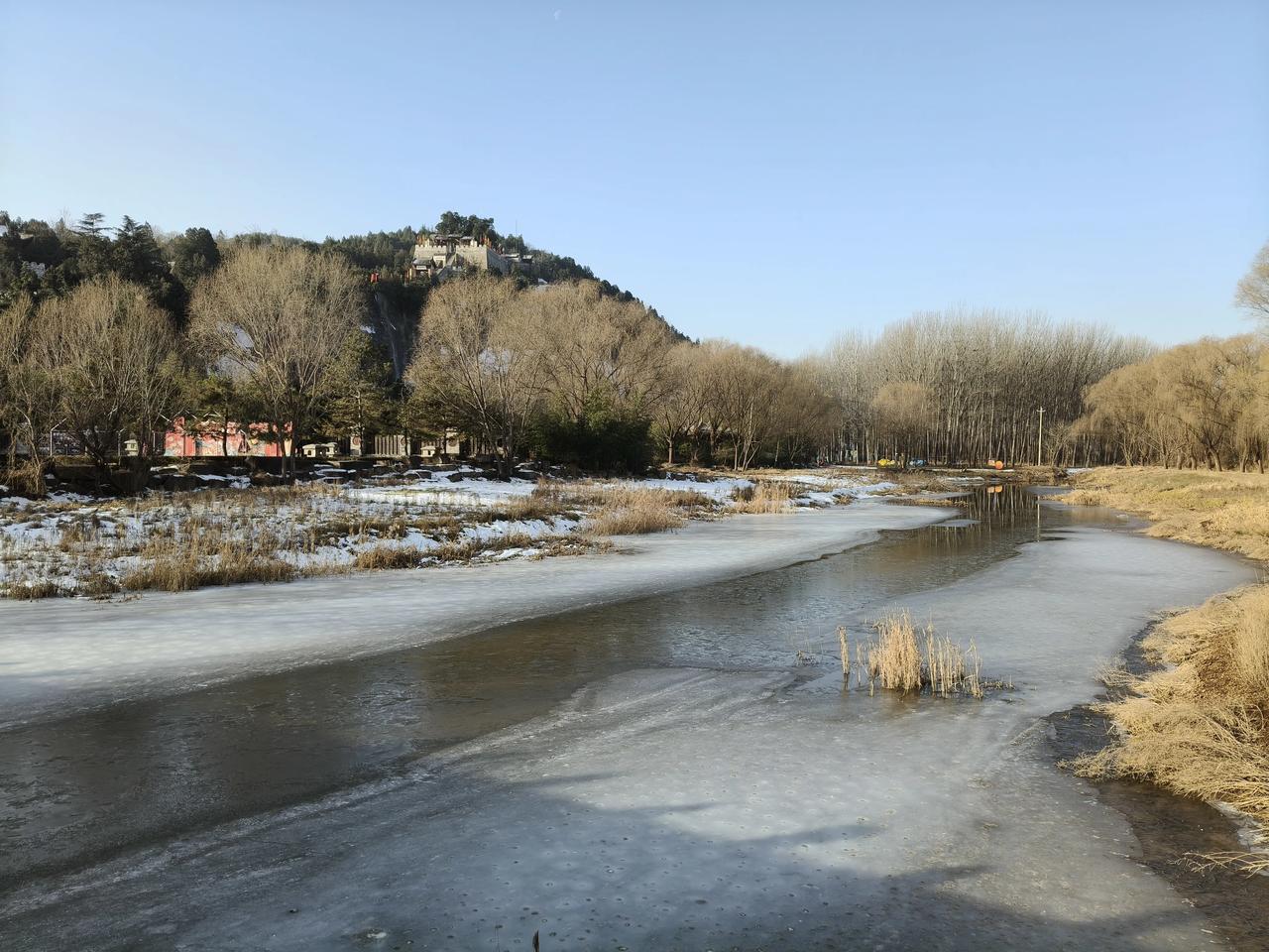 三九寒天的“芝水河”，2026年1月10日上午10时，拍摄于陕西省韩城市芝川镇芝