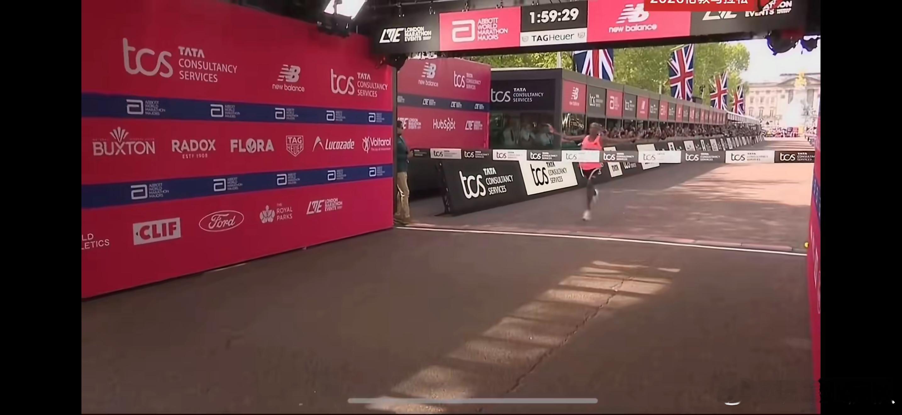 人类马拉松破二这个是真的炸裂。人又一次突破了极限。这个时刻他是哪国人不重要了。他