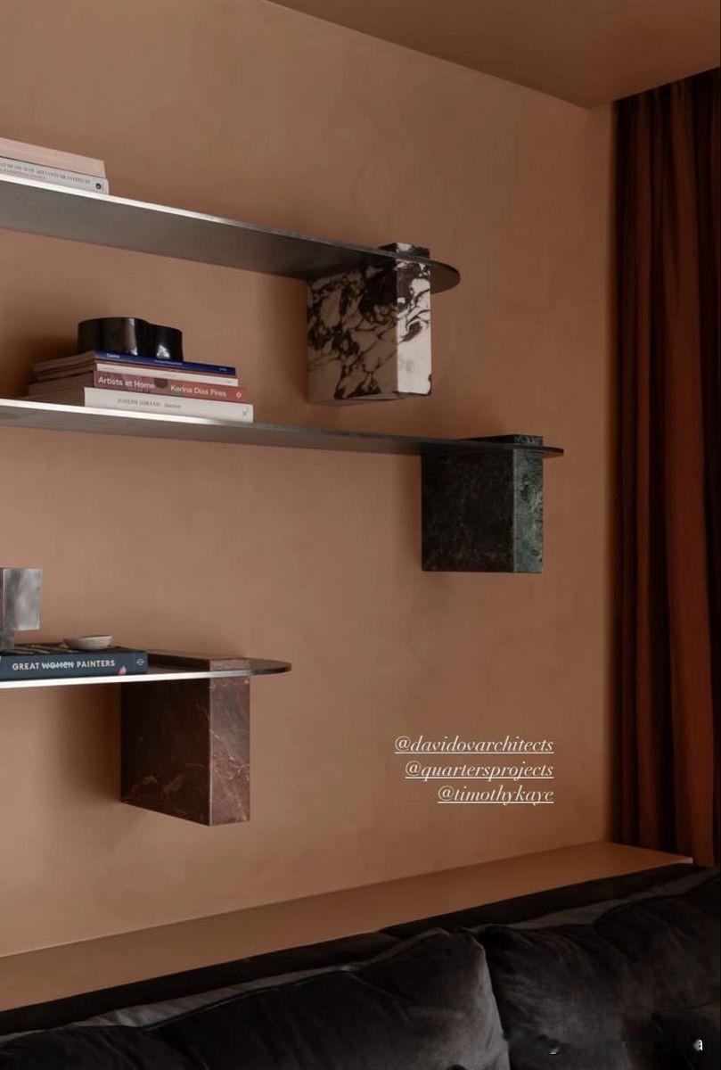 墙面装饰这样搭，更显生动。

石材材质搭配金属质感隔板，
简洁时尚又不失奢华。