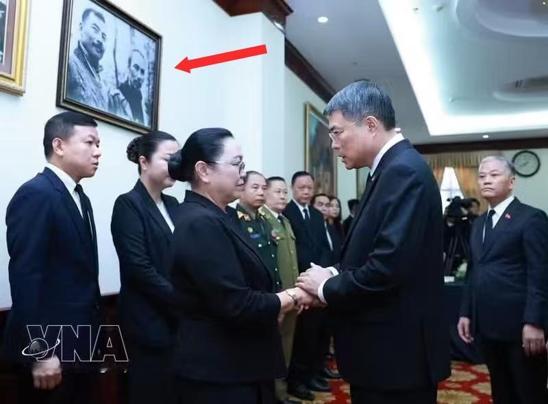 神情肃穆！越南四驾马车吊唁老挝国会主席赛宋蓬·丰威汉。

黎明兴亲自前往老挝驻越