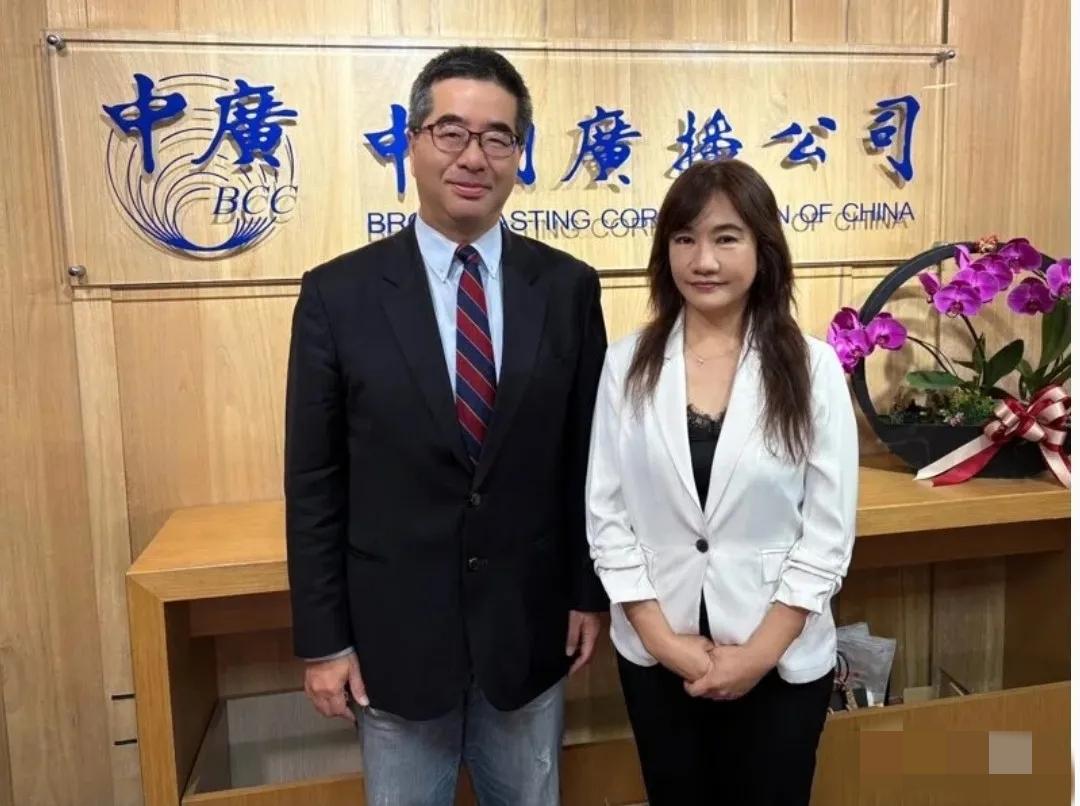 不忍了，萧旭岑今直接喊话金溥聪、戴遐龄：好好照顾马英九，风波后千万别落跑！
 